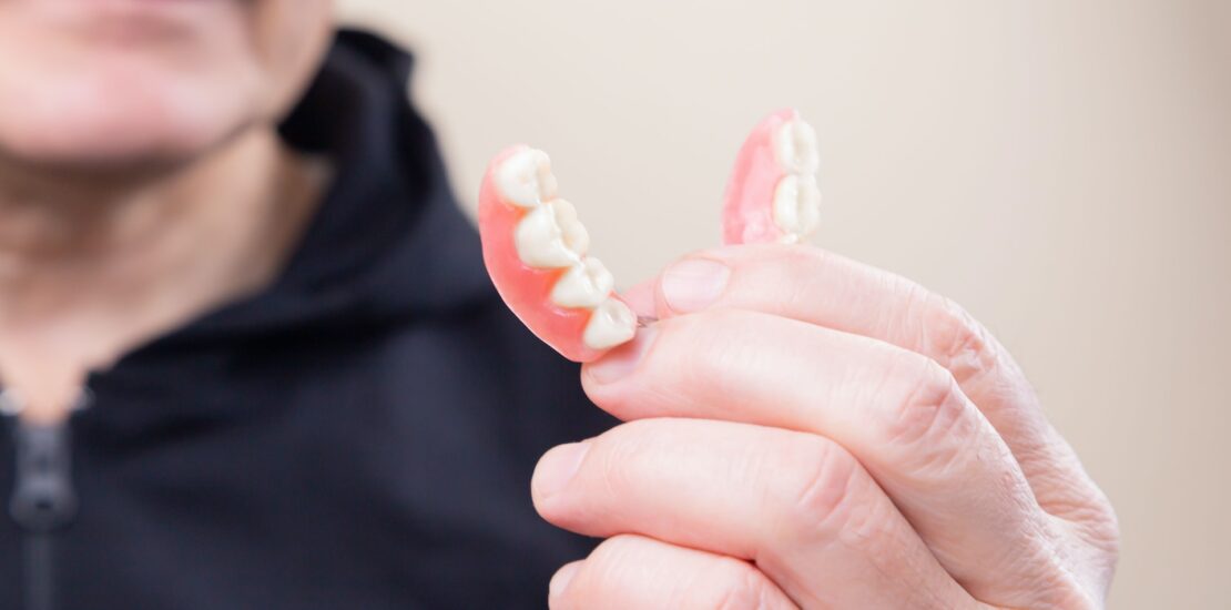 Implante Dentário vs. Prótese Dentária