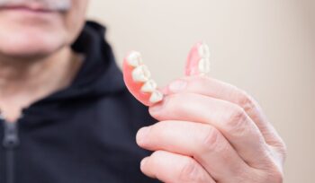 Implante Dentário vs. Prótese Dentária