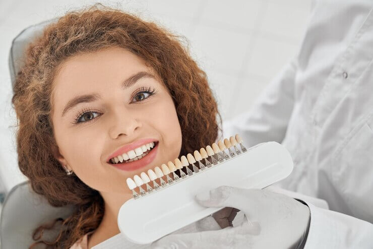 Facetas de resina vs. porcelana: qual é a melhor opção para você? | Sayd Odontologia