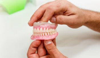 Dicas e orientações sobre como cuidar adequadamente das próteses dentárias | Sayd Odontologia