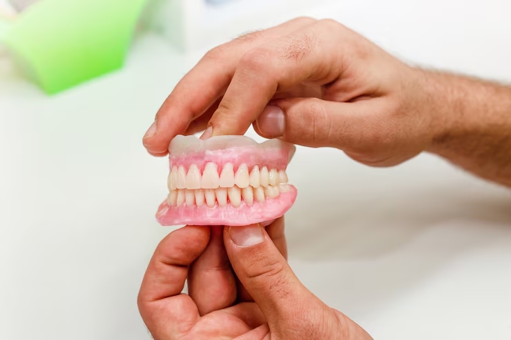 Dicas e orientações sobre como cuidar adequadamente das próteses dentárias | Sayd Odontologia